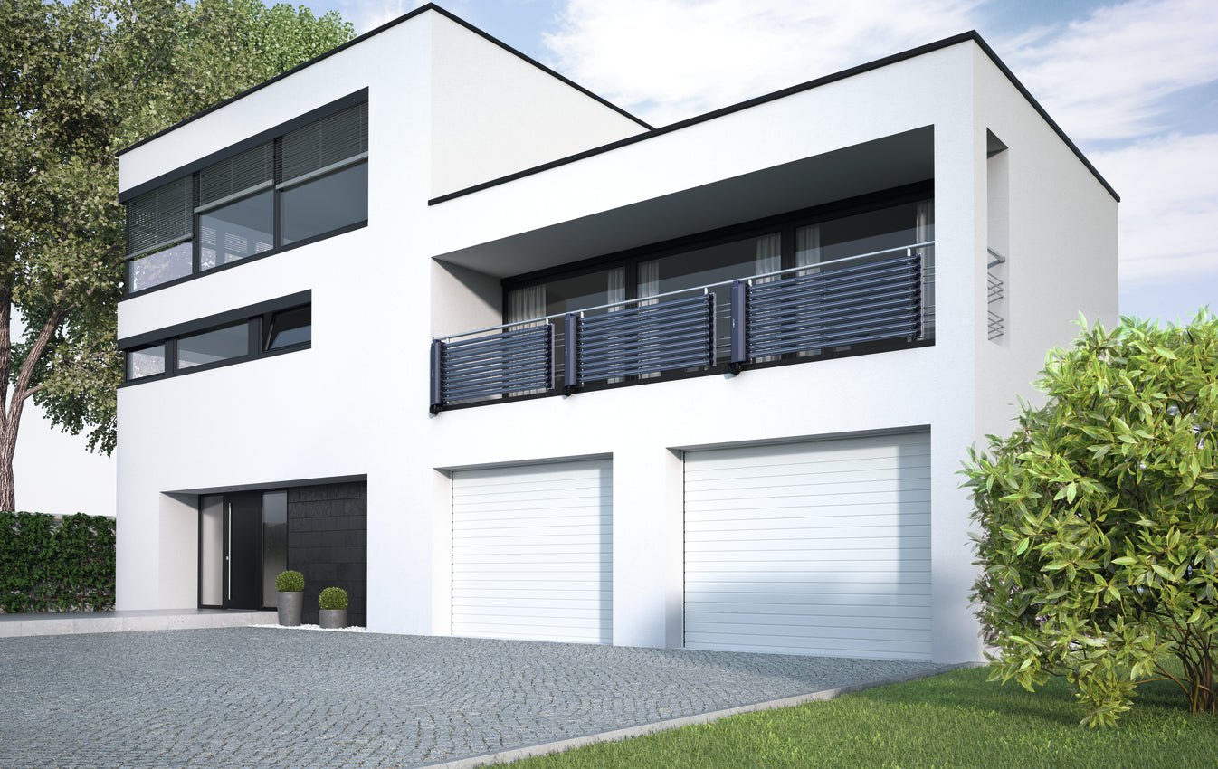 Modern white house with flat roof mit dark blue Viessmann Vitosol 300-TM Vakuumröhrenkollektor solar panels installed on balcony railing.